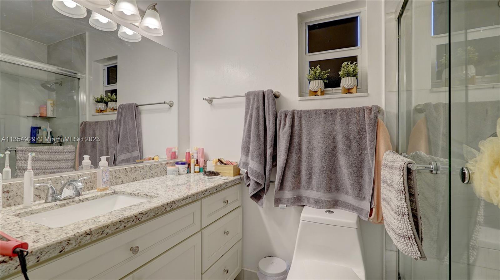 HOLLYWOOD LITTLE RANCHES - Residential Lease