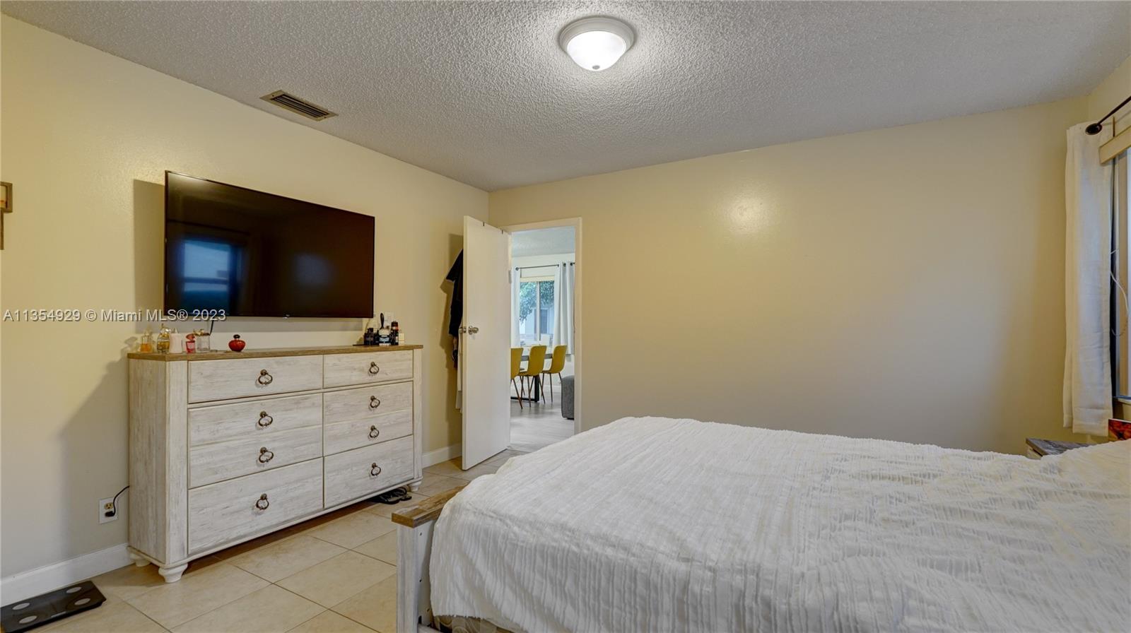 HOLLYWOOD LITTLE RANCHES - Residential Lease