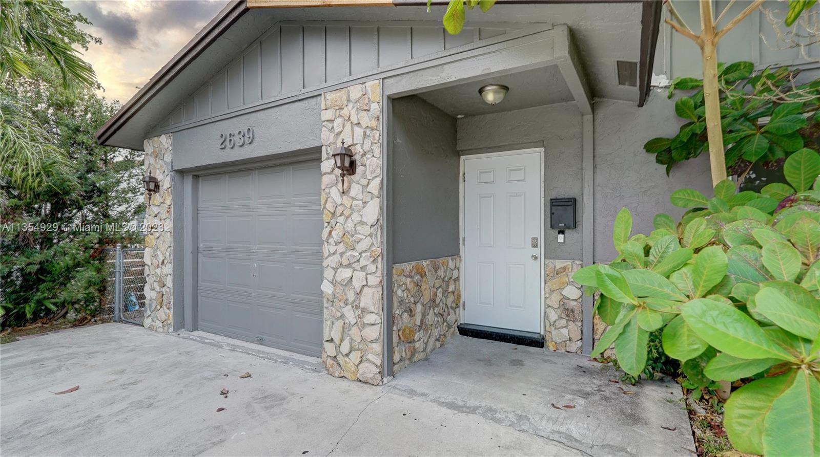 HOLLYWOOD LITTLE RANCHES - Residential Lease