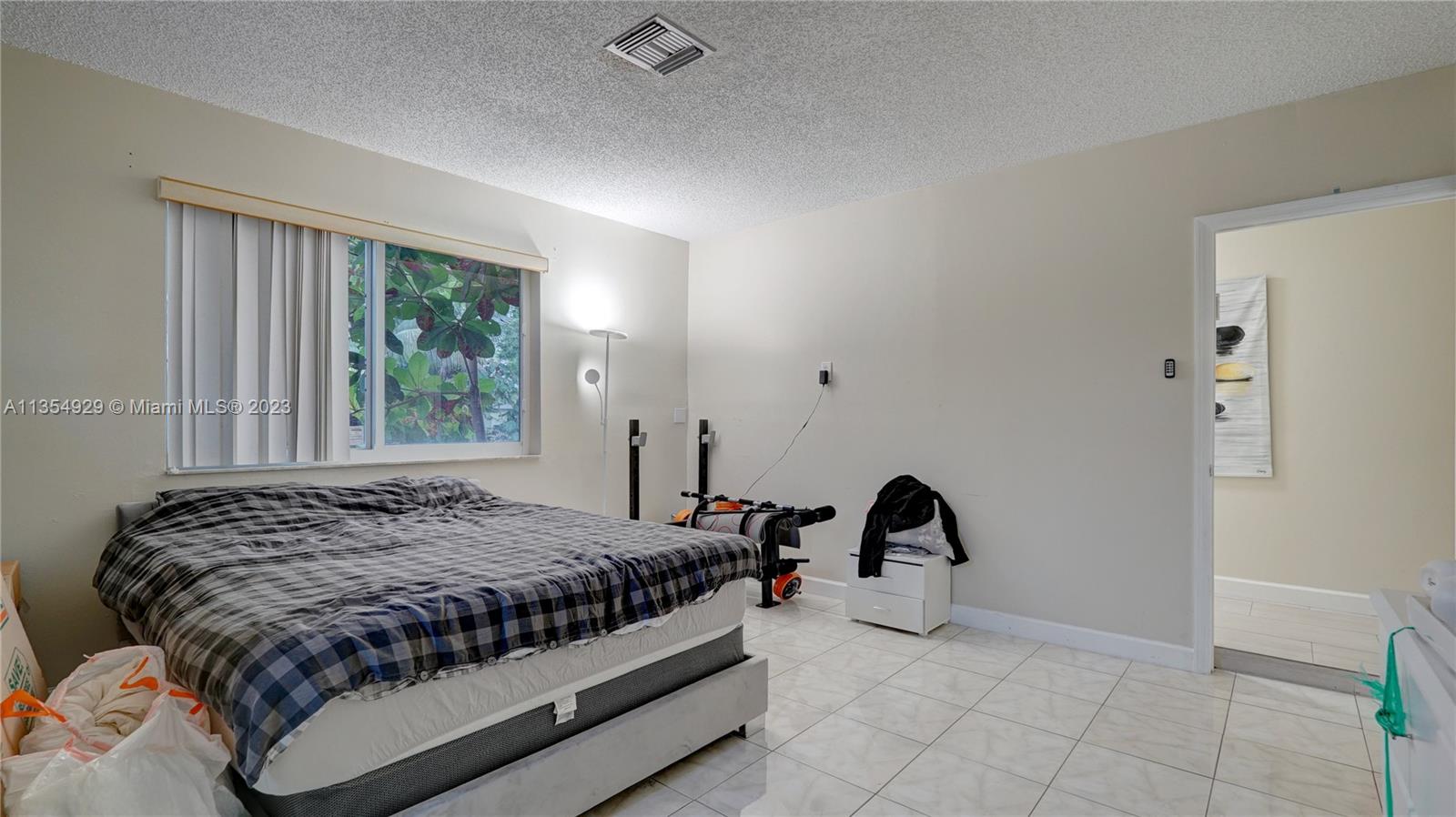 HOLLYWOOD LITTLE RANCHES - Residential Lease