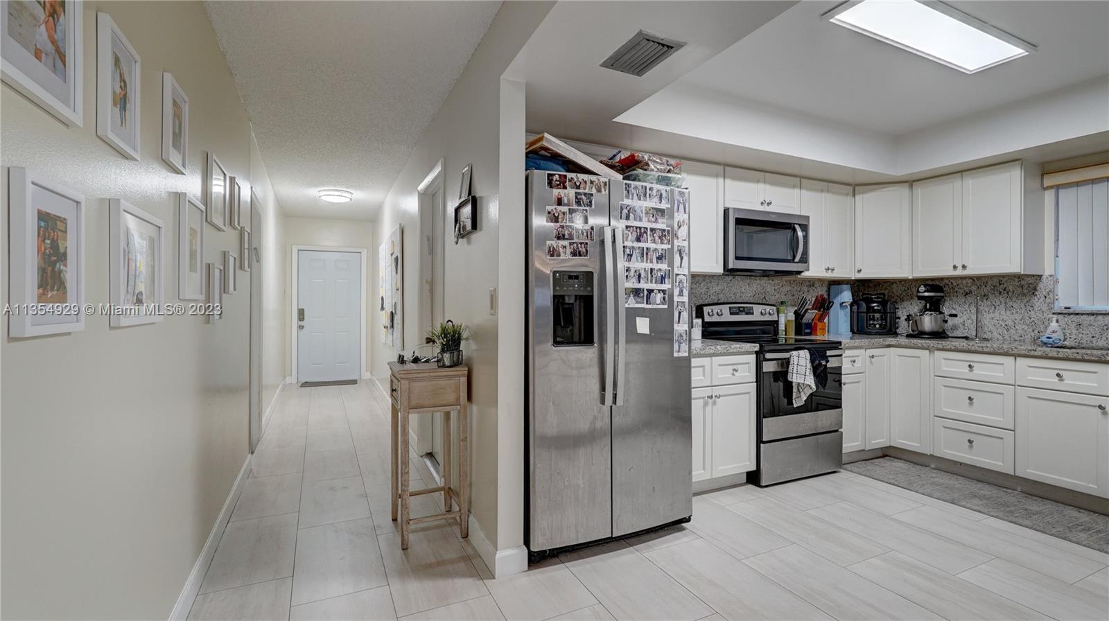 HOLLYWOOD LITTLE RANCHES - Residential Lease