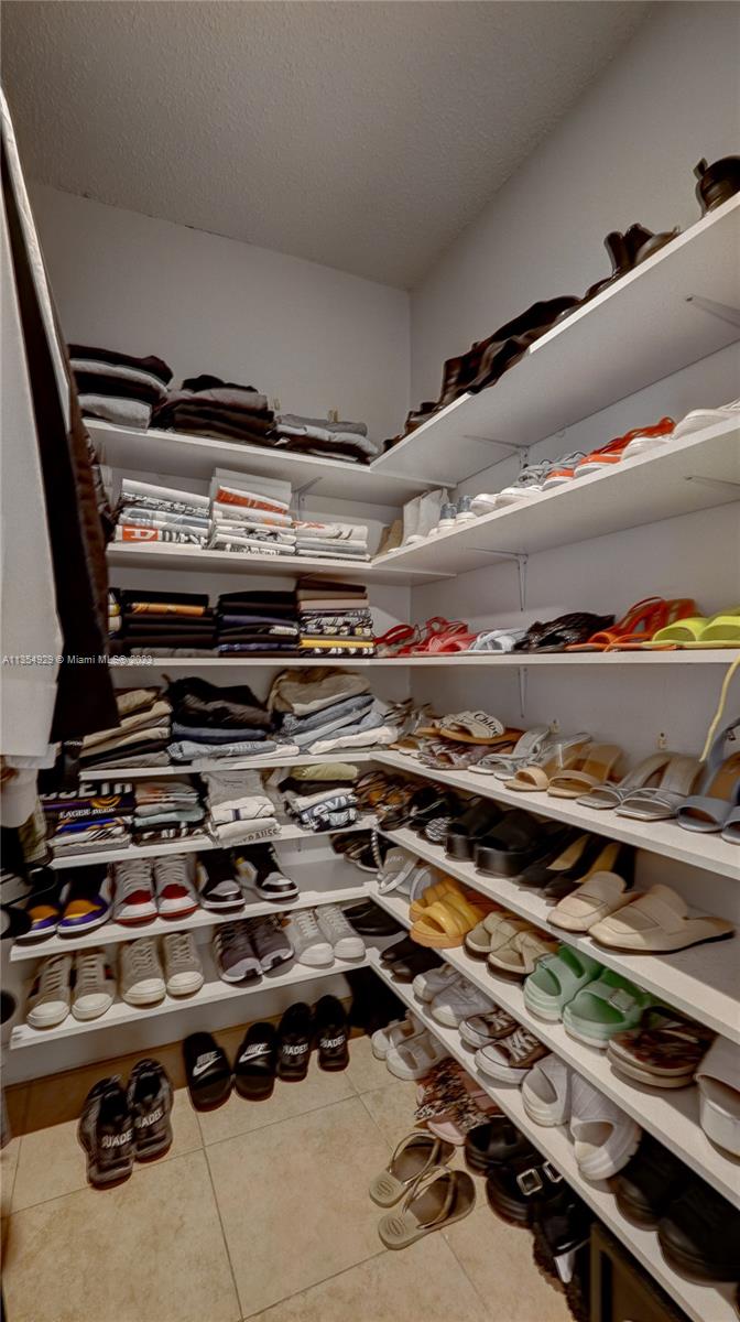 HOLLYWOOD LITTLE RANCHES - Residential Lease