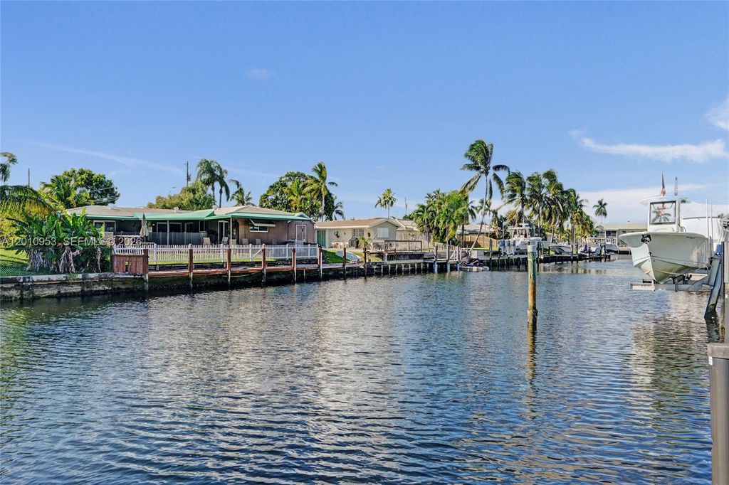 Photo of 949 SE 10th Ct, Pompano Beach, FL 33060 (MLS # A12010953)