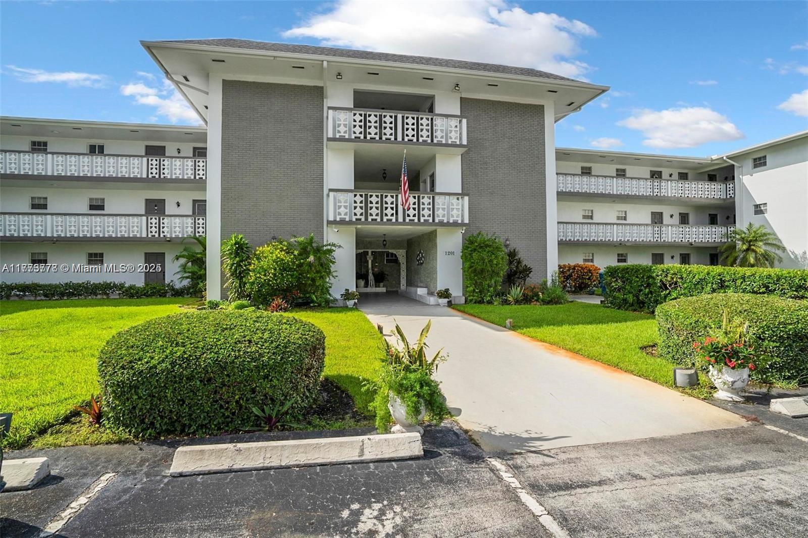 Property for Sale at 1201 Hillcrest Ct 204, Hollywood, Broward County, Florida - Bedrooms: 1 
Bathrooms: 2  - $99,900