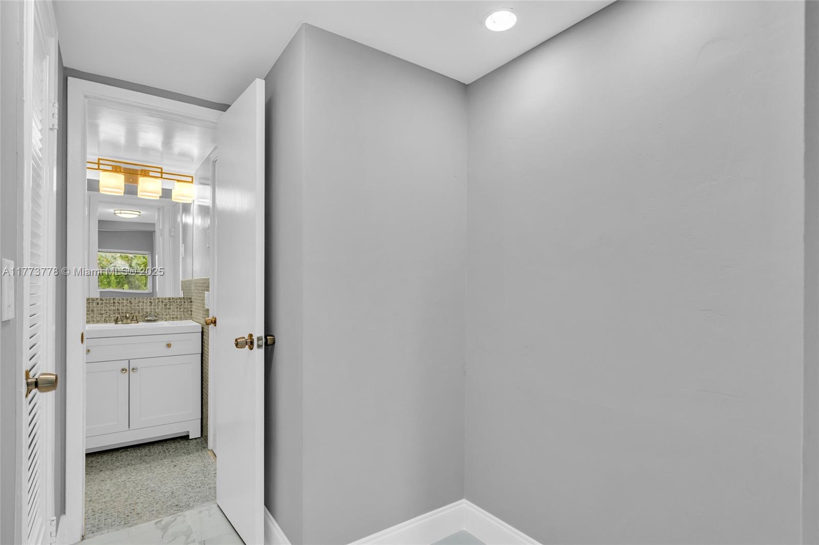 HILLCREST COUNTRY CLUB AP - Residential