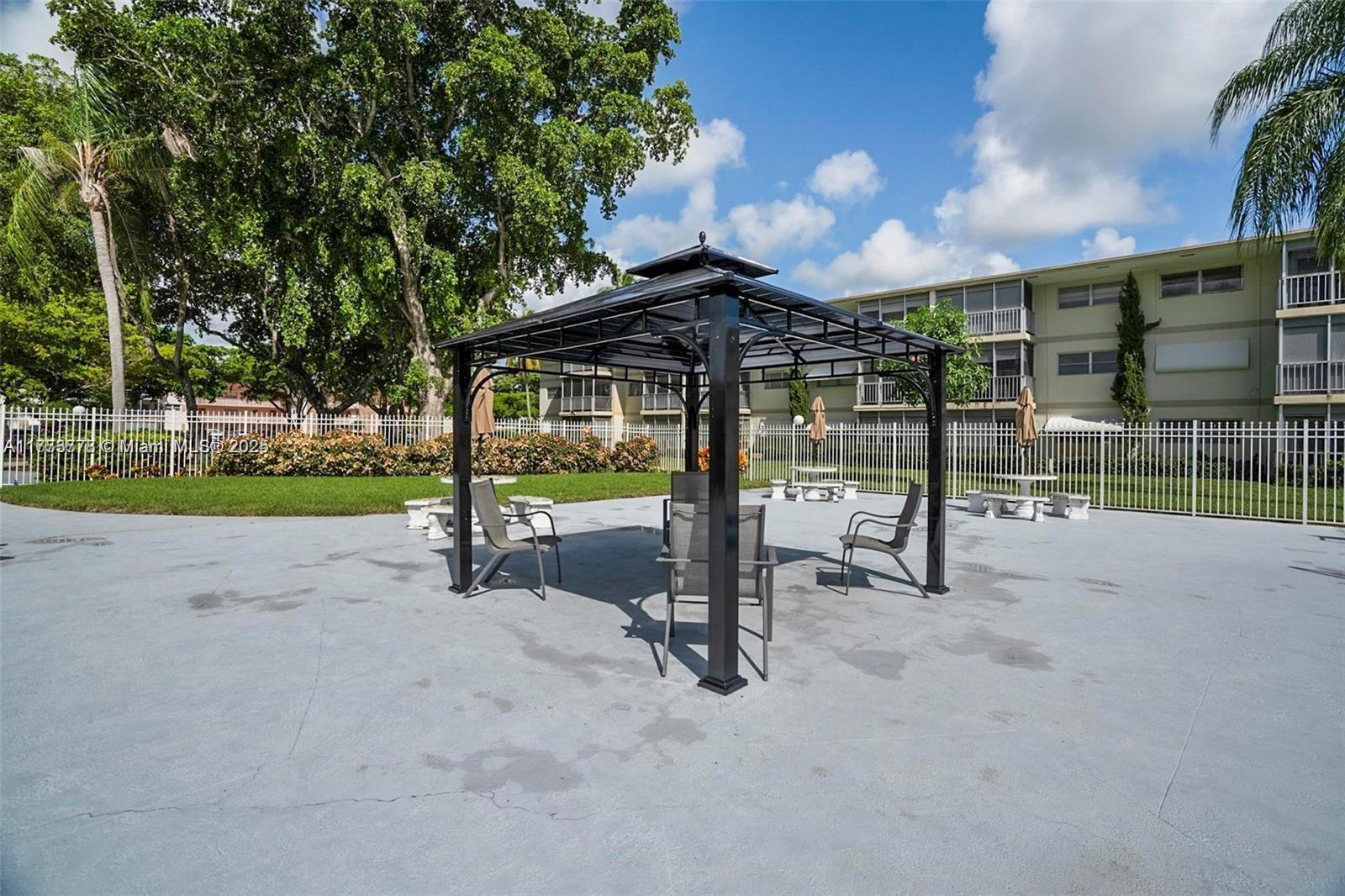 HILLCREST COUNTRY CLUB AP - Residential