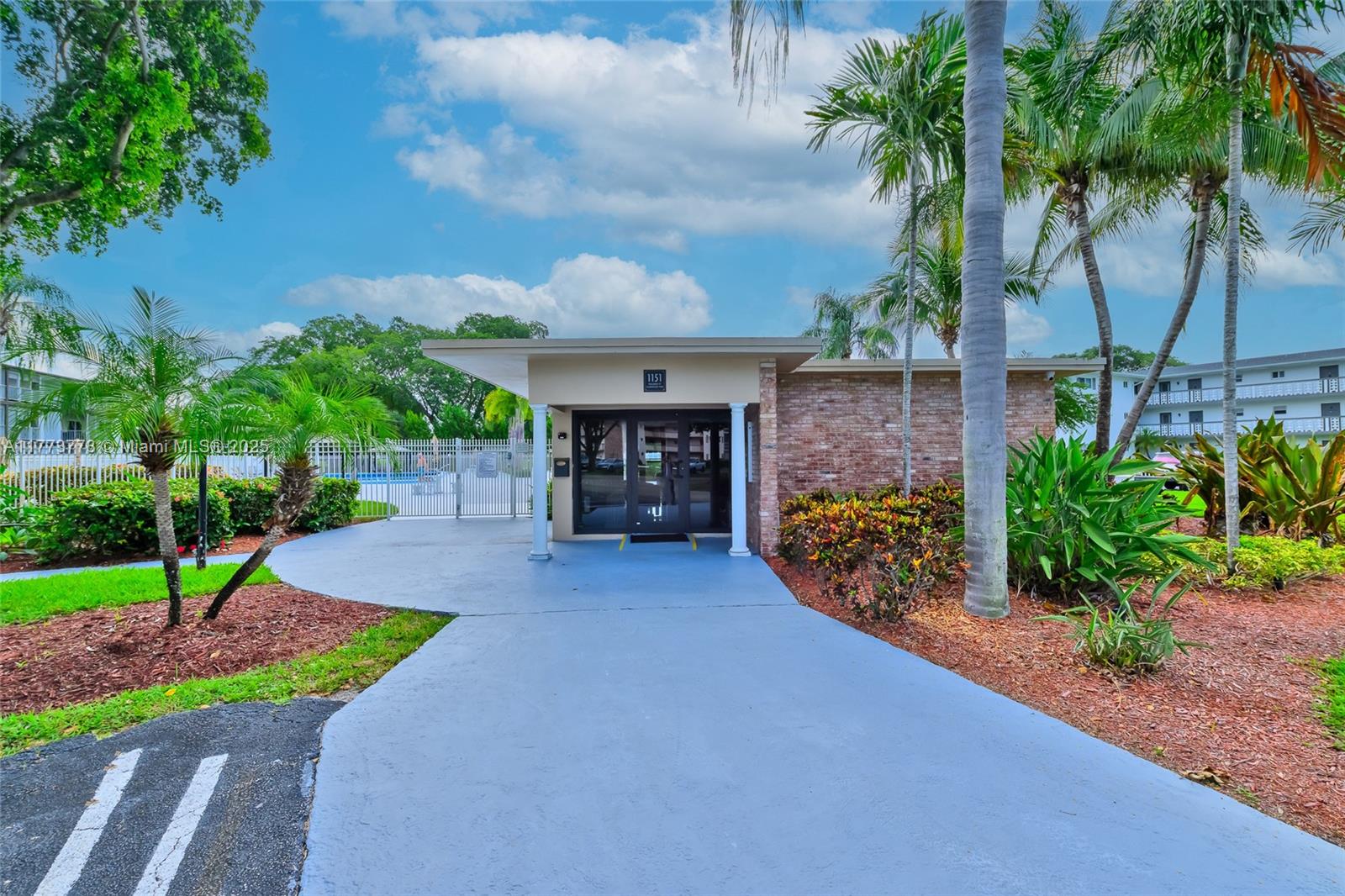 HILLCREST COUNTRY CLUB AP - Residential