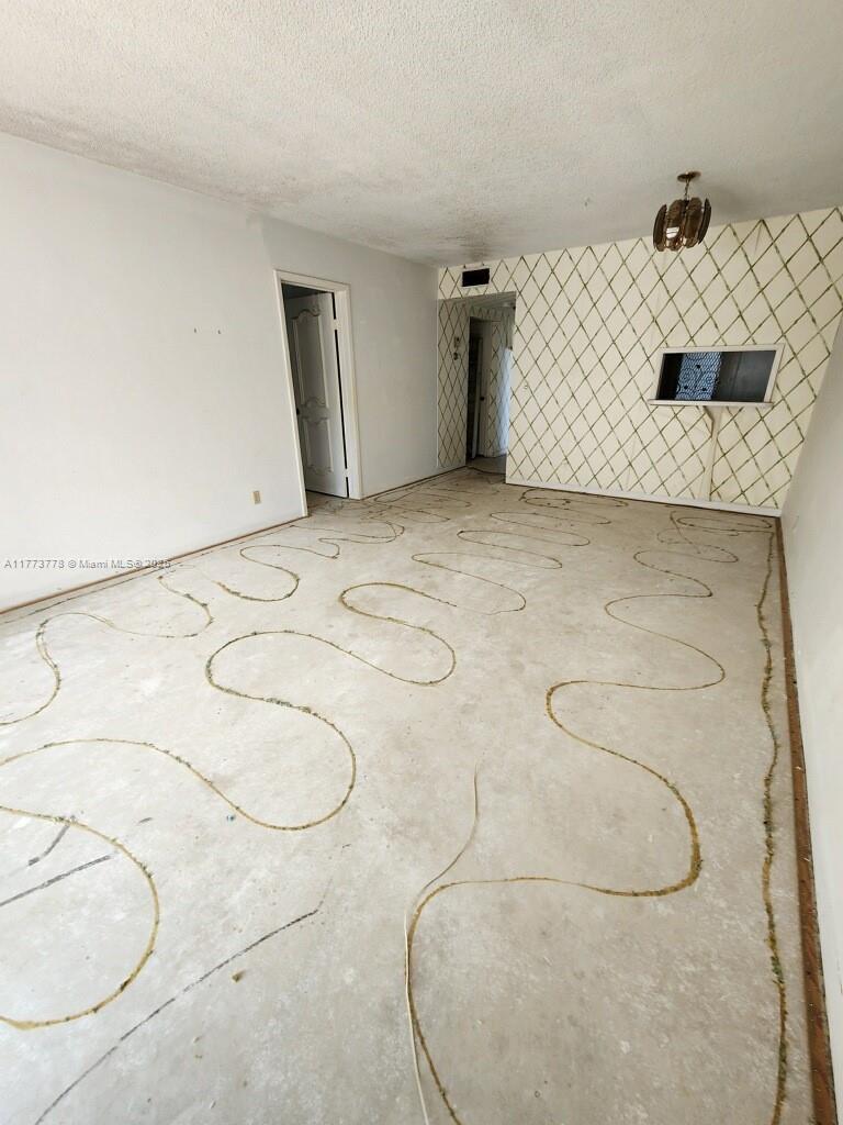 1201 Hillcrest Ct 204