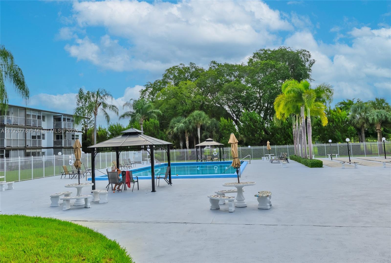 HILLCREST COUNTRY CLUB AP - Residential