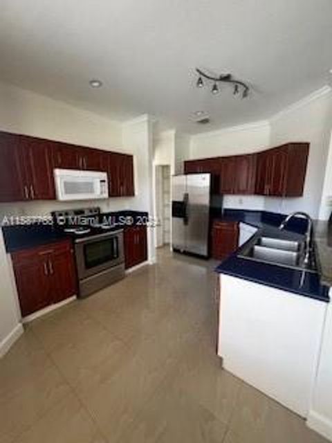 Single Family Residence in Homestead FL 24587 109th Ave Ave 4.jpg