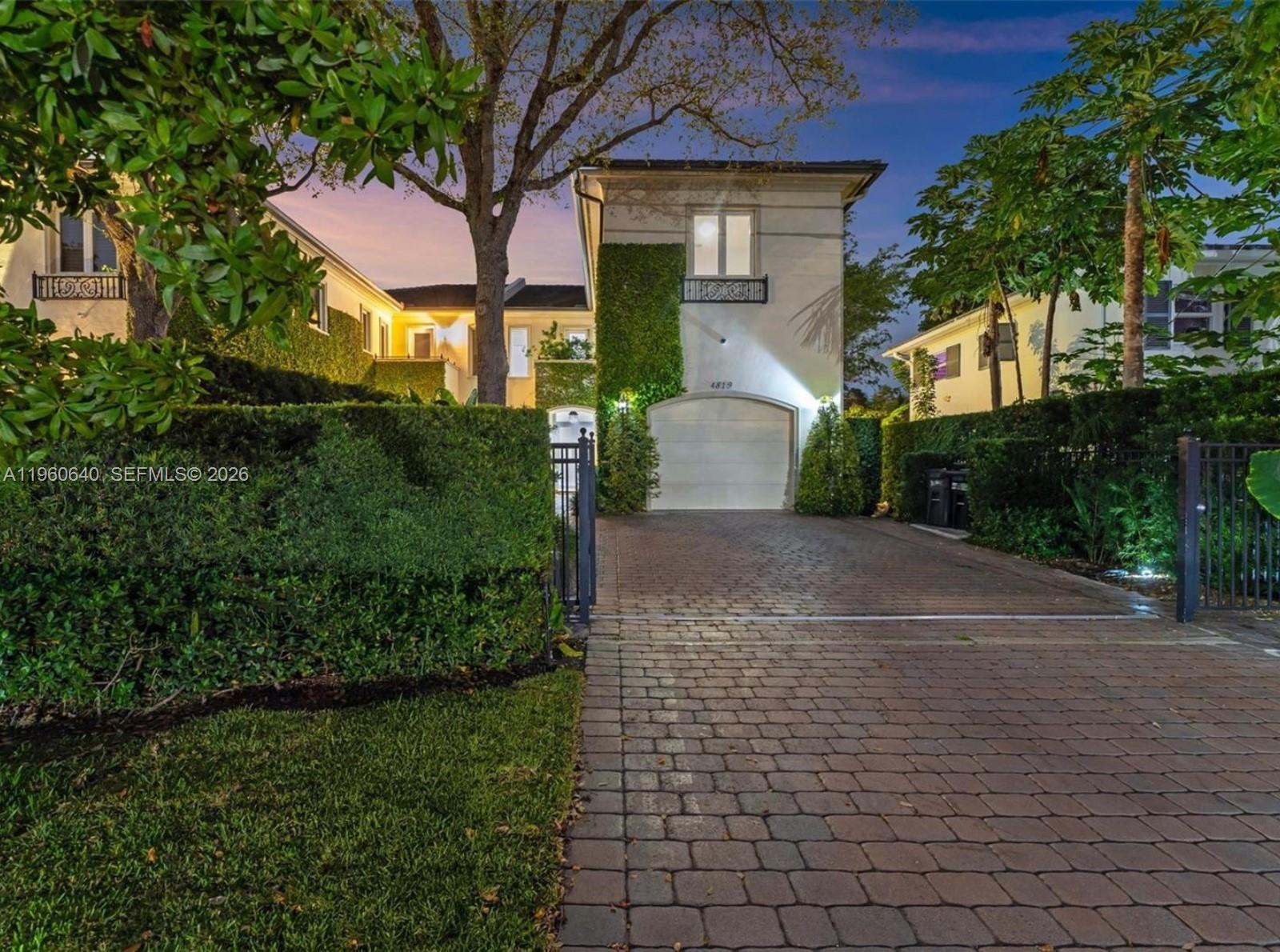 GABLES WATERWAY TOWN - Residential