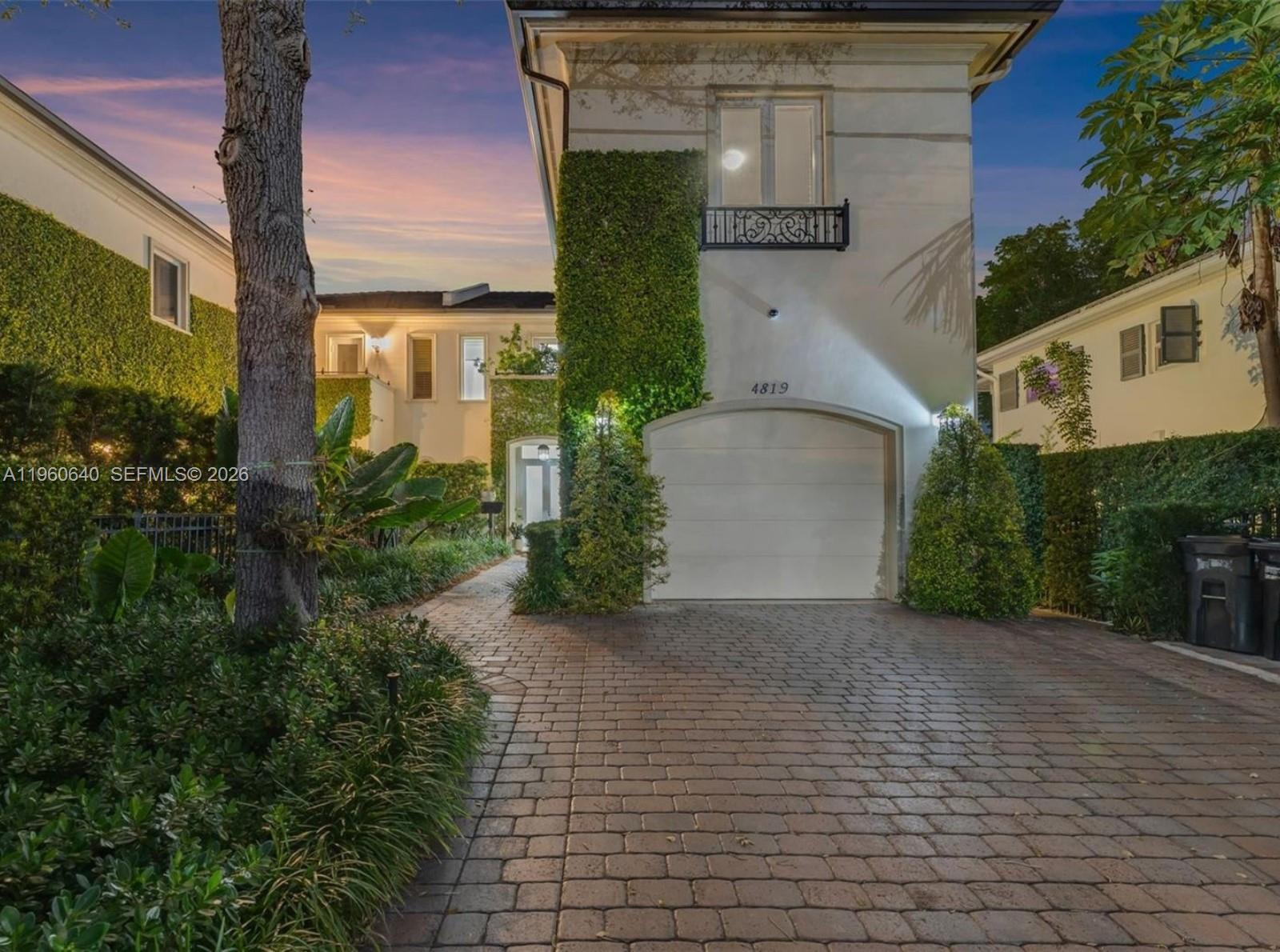 GABLES WATERWAY TOWN - Residential