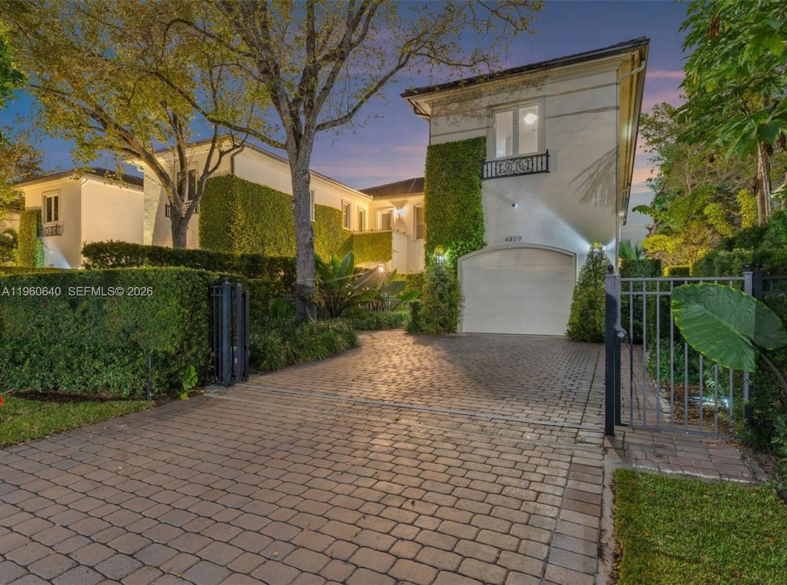 GABLES WATERWAY TOWN - Residential