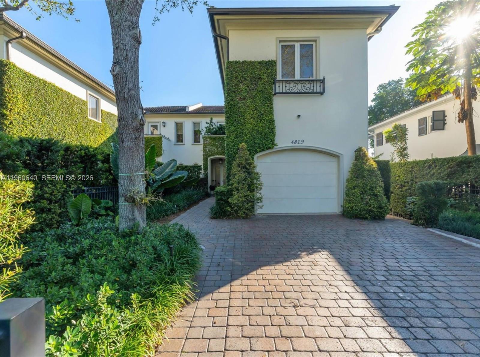 GABLES WATERWAY TOWN - Residential