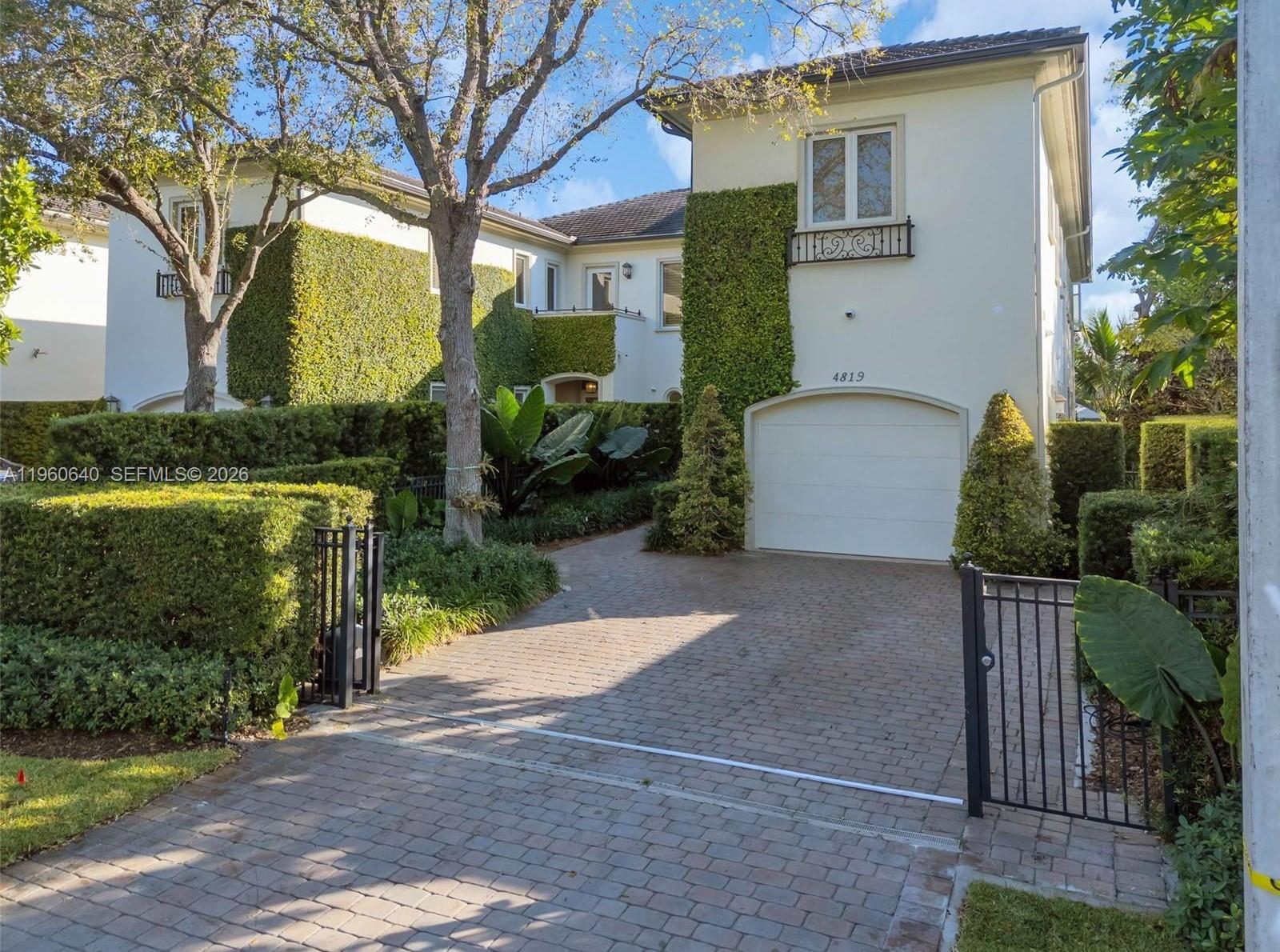 GABLES WATERWAY TOWN - Residential