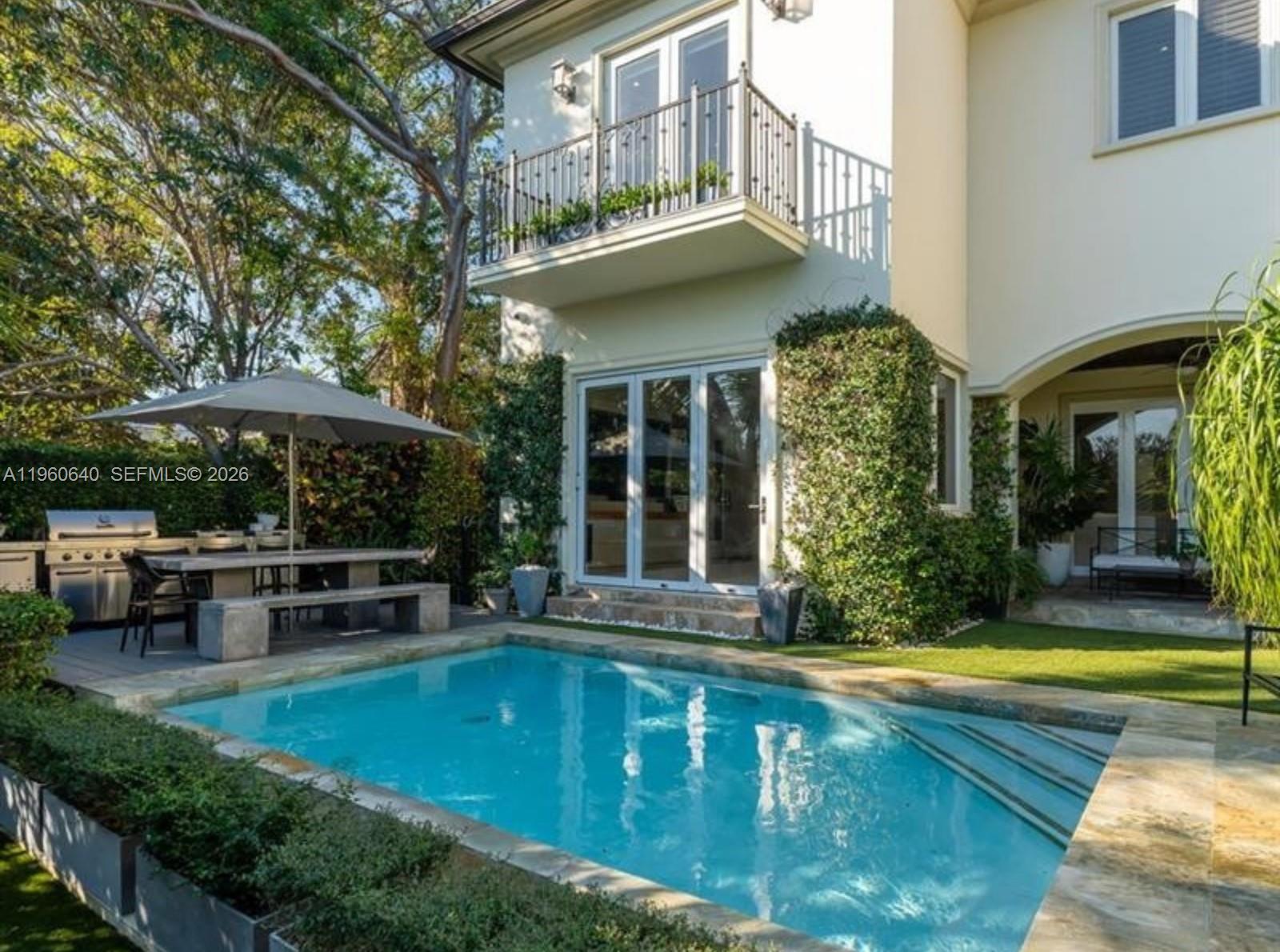 GABLES WATERWAY TOWN - Residential