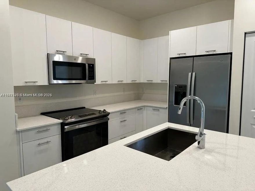 Available today—spacious 2 bed, 2.5 bath condo in URBANA AT THE RESIDENCES. Enjoy the vibrant Downtown Doral lifestyle in style and comfort.
Walking distance to CityPlace Doral with top restaurants, shopping, and entertainment. Nearby parks and outdoor fitness areas. Minutes from Publix and Miami International Airport. Pet-friendly (with additional fee). Immediate move-in available.