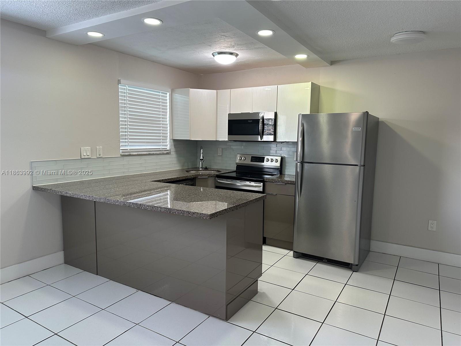 Great unit! 1 Bed/1 Bath, open kitchen, steel appliances, cabinets, granite countertops. New water heater and A/C unit. Covered parking, swimming pool, laundry facility, and secure entry. Clean and good building condition, close to Biscayne Blvd, FIU, and Johnson University, a few minutes from the beach. Must see it!