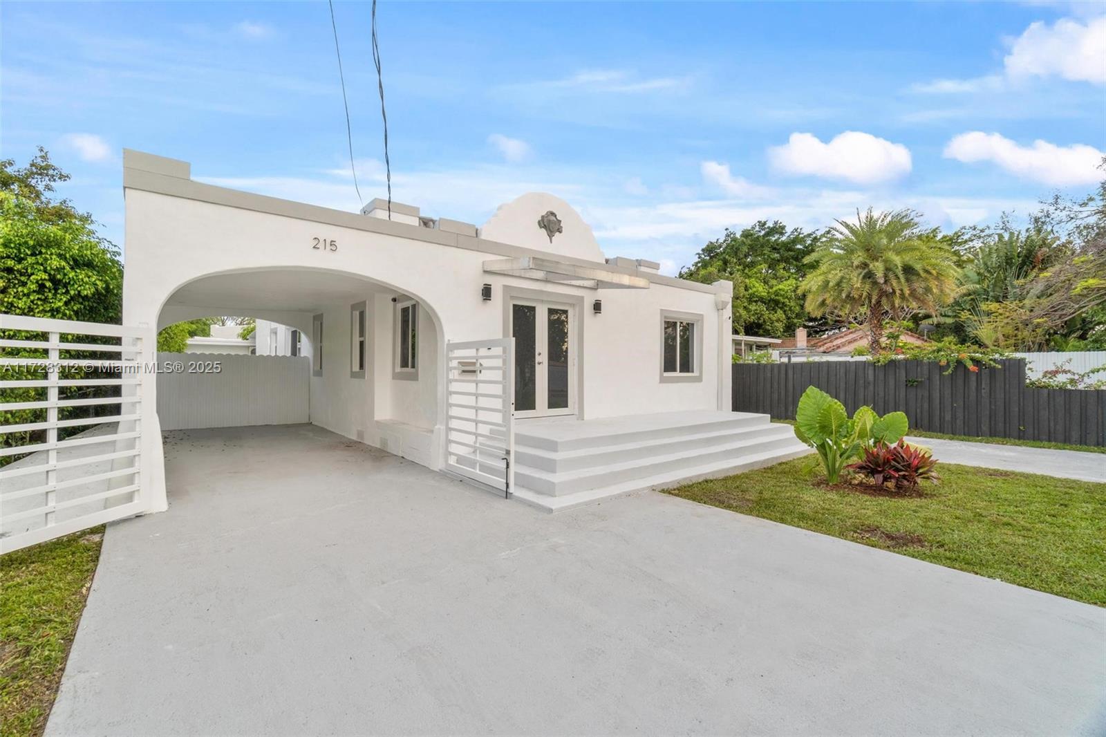 Beautiful duplex, in the heart of Miami, remodeled, remodeled kitchen and bathrooms, impact windows, washer and dryer included in the unit, sufficient parking spaces, do not miss the opportunity to have this investment property or property to live with an additional income.