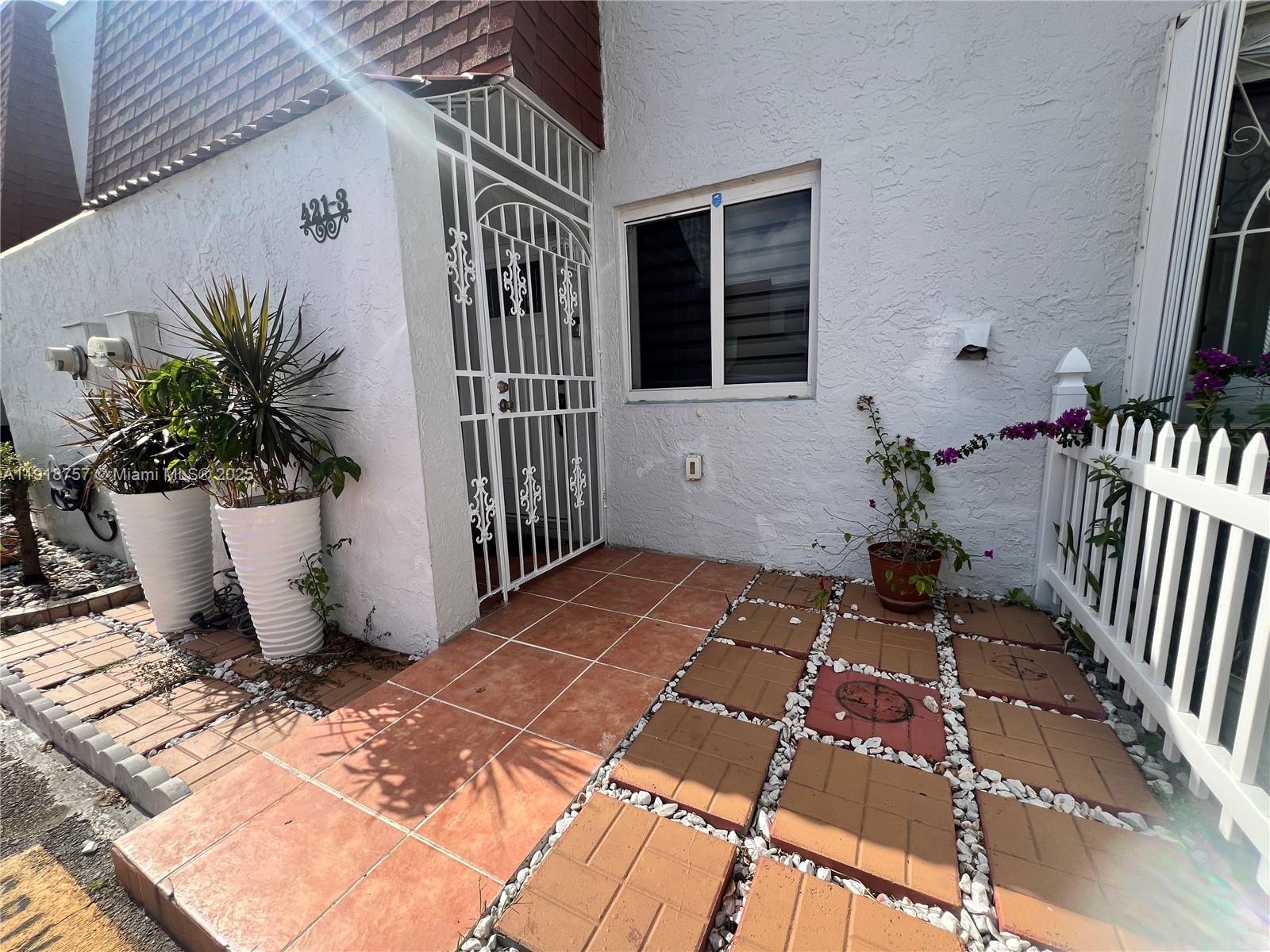 LAGUNA CLUB CONDO - Residential Lease