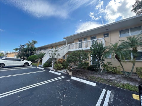 Photo of 2112 NE 1st Way #203, Boynton Beach, FL 33435 (MLS # A11911191)