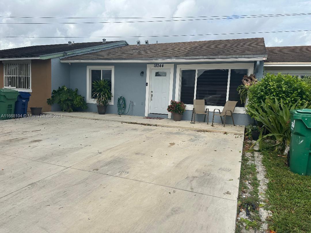 BEAUTIFUL 3/2 1-STORY TOWNHOUSE IN A QUIET NEIGHBOORHOOD. VERY WELL KEPT AND MAINTAINED. VERY SPACIOUS ROOMS. REMODELED BATHROOMS. IMPACT FRONT WINDOWS. WASHER AND DRYER. ENCLOSED TERRACE. PLENTLY PARKING SPACE. LOW HOA. CENTRALLY LOCATED. WON'T LAST!