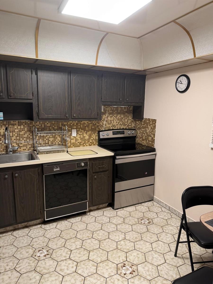 FOURTH GULFSTREAM GARDEN - Residential