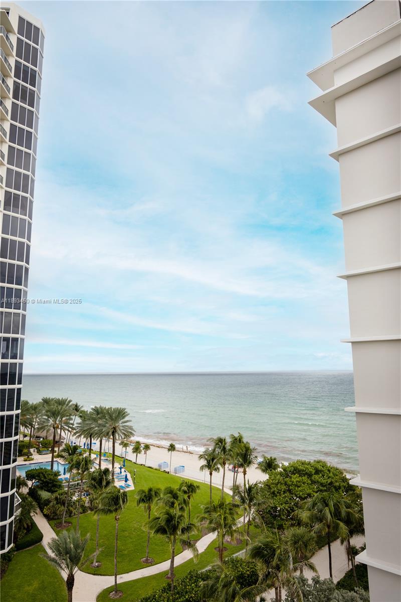 THE AVENTURA BEACH CLUB C - Residential