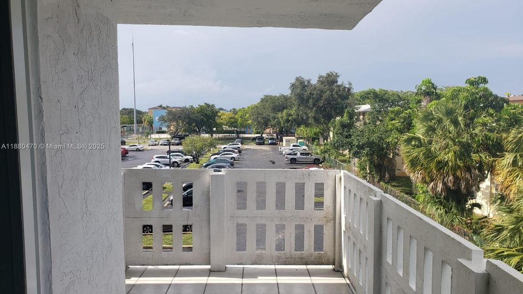 Photo of 919 Hillcrest Dr #301, Hollywood, FL 33021 (MLS # A11880470)