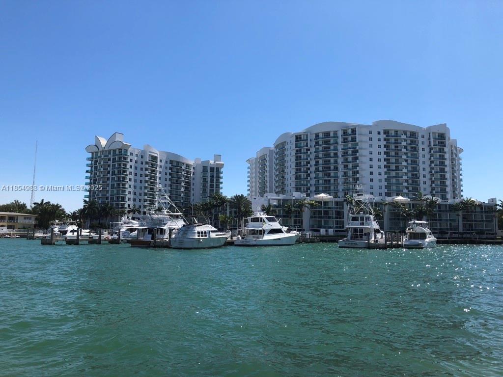 !!!! BEAUTIFUL 2 BED 2 BATH WITH MAGNIFICENT BAY/INTRACOASTAL VIEWS. KITCHEN WITH GRANITE COUNTER, EUROPEAN STYLE CABINETRY AND SS APPLIANCES. WASHER AND DRYER INSIDE THE UNIT. LAMINATED WOOD FLOORS IN SOCIAL AREAS, MARBLE IN FOYER,BATHROOMS AND KITCHEN. NEW CARPET IN BEDROOMS. LARGE BALCONY. HIGH IMPACT WINDOWS/SLIDING DOORS. GREAT AMENITIES,POOL, FITNESS CENTER, SAUNA, 24 HRS SECURITY, COMPLEMENTARY VALET SERVICE, ETC. EXCELLENT LOCATION JUST MINUTES FROM DESIGN DISTRICT, WYNWOOD, DOWNTOWN AND MIAMI BEACH.