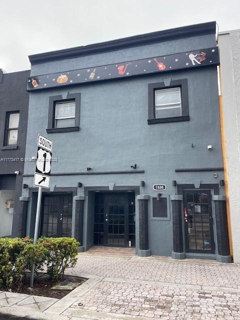 Excellent opportunity to open a restaurant/lounge in the downtown Hollywood area! Prime location in a vibrant area with lots of foot traffic, entertainment, art, events and upcoming residential projects. Great for locals and visitors! 2-story building with open space for any seating design, large kitchen and a back outdoor area with walk in cooler. The 2nd floor of the space needs work. Owner willing to do some TI.