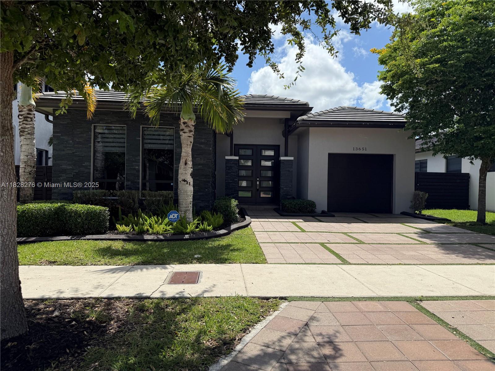 EXCELLENT PROPERTY IN A PEACEFUL AND CONFORTABLE AREA, CLOSE TO THE BEST SCHOOLS, DADELAND AND THE FALLS MALL, WEST BAPTIST HOSPITAL, TURNIPIKE EXPRESSWAY, THE UNIT HAS STAILESS STEAL APPLANCES, CUARZO BACK SPLASH AND COUNTER TOPS, WOOD CABINETS, LED LIGHTS,
CERAMICS FLOORS, HURRICAINES PANELS, WASHER AND DRYER WALL OVEN AND MICROWAVE, WONDERFUL BACK YARD, ALL IN A MINIMALIST SYTLE, READY TO MOVE...