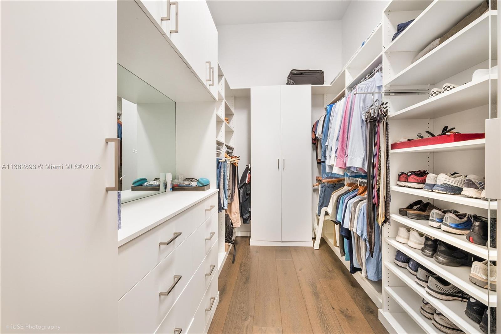 TOWN & RANCH ESTS - Residential