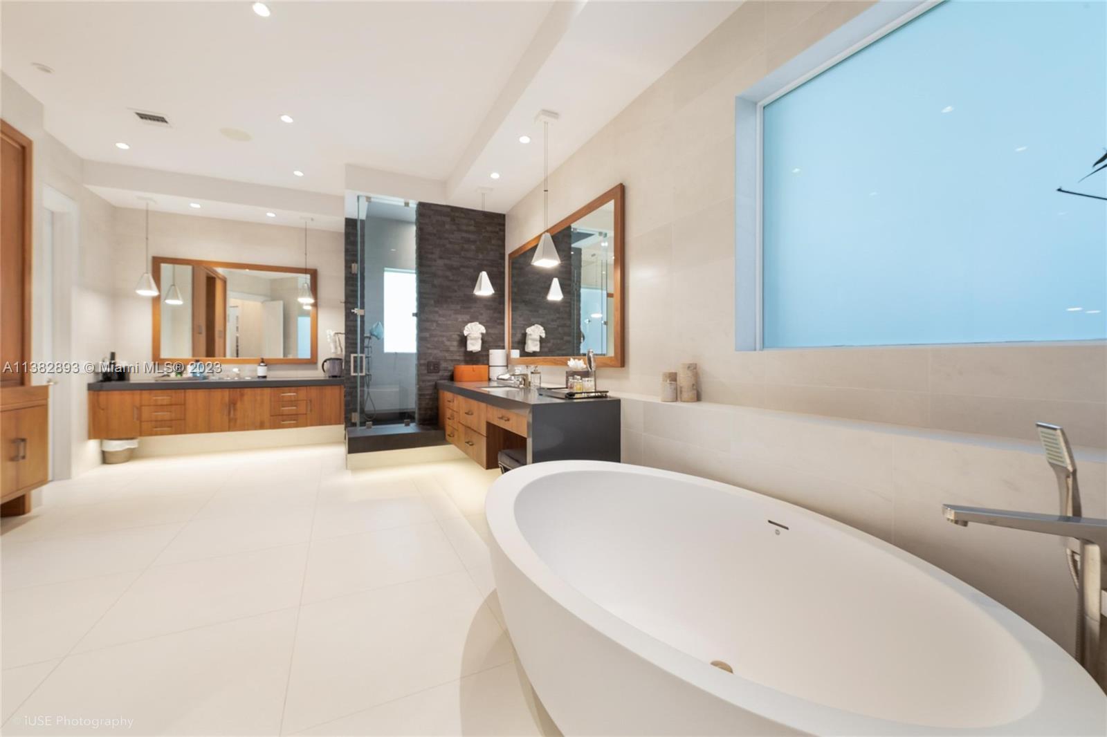 TOWN & RANCH ESTS - Residential