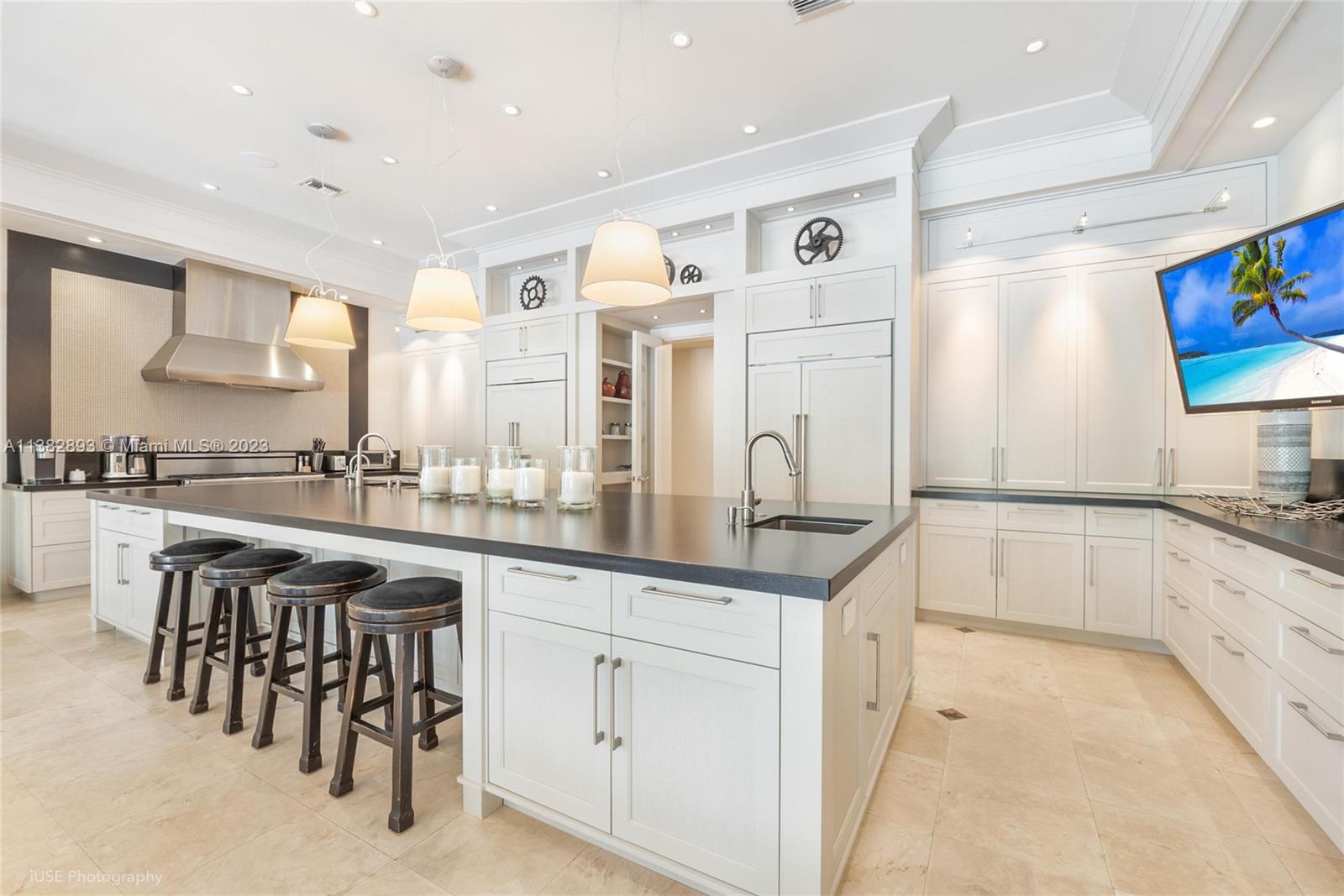 TOWN & RANCH ESTS - Residential