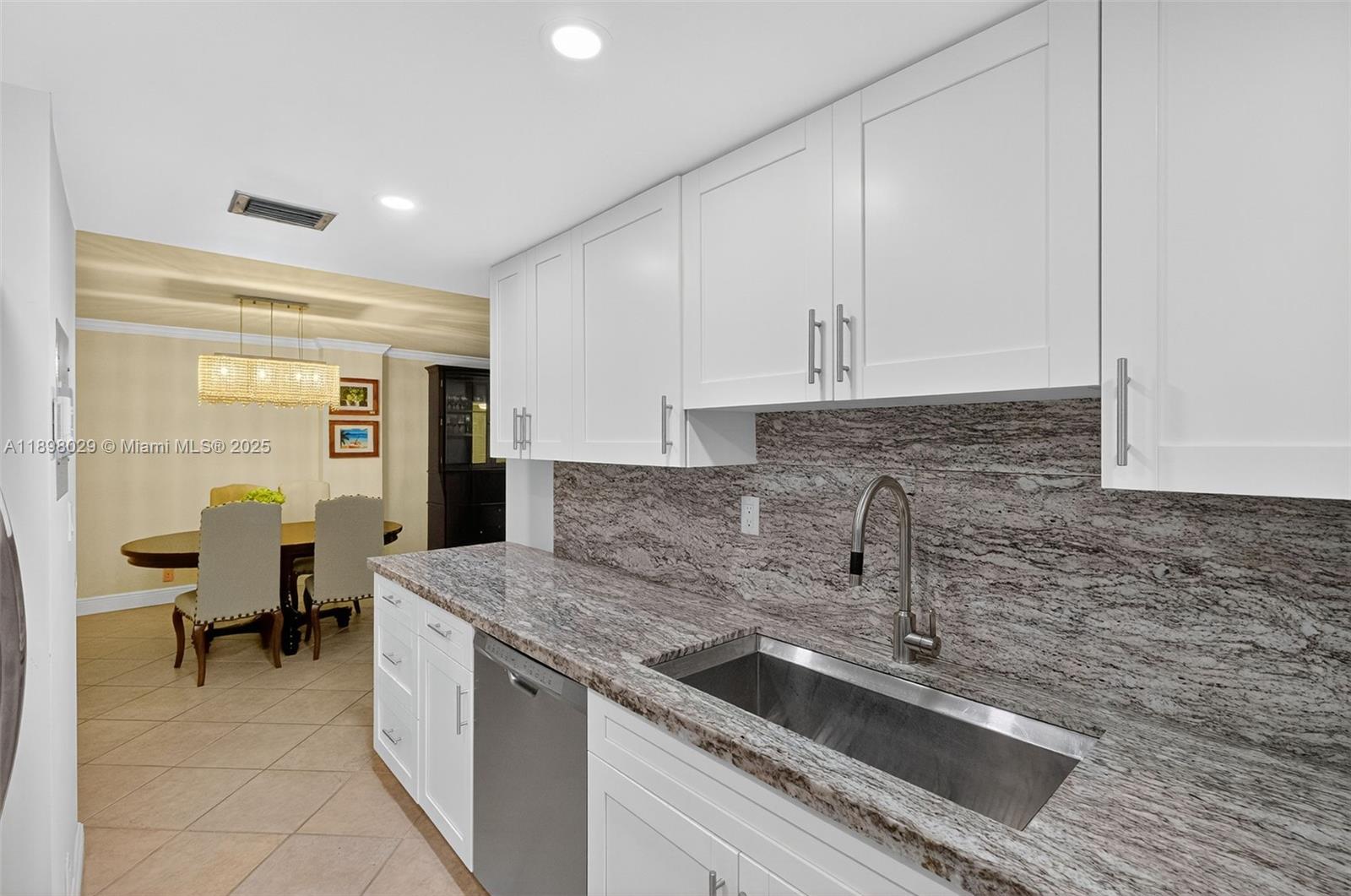 2401 Collins Ave 1005
