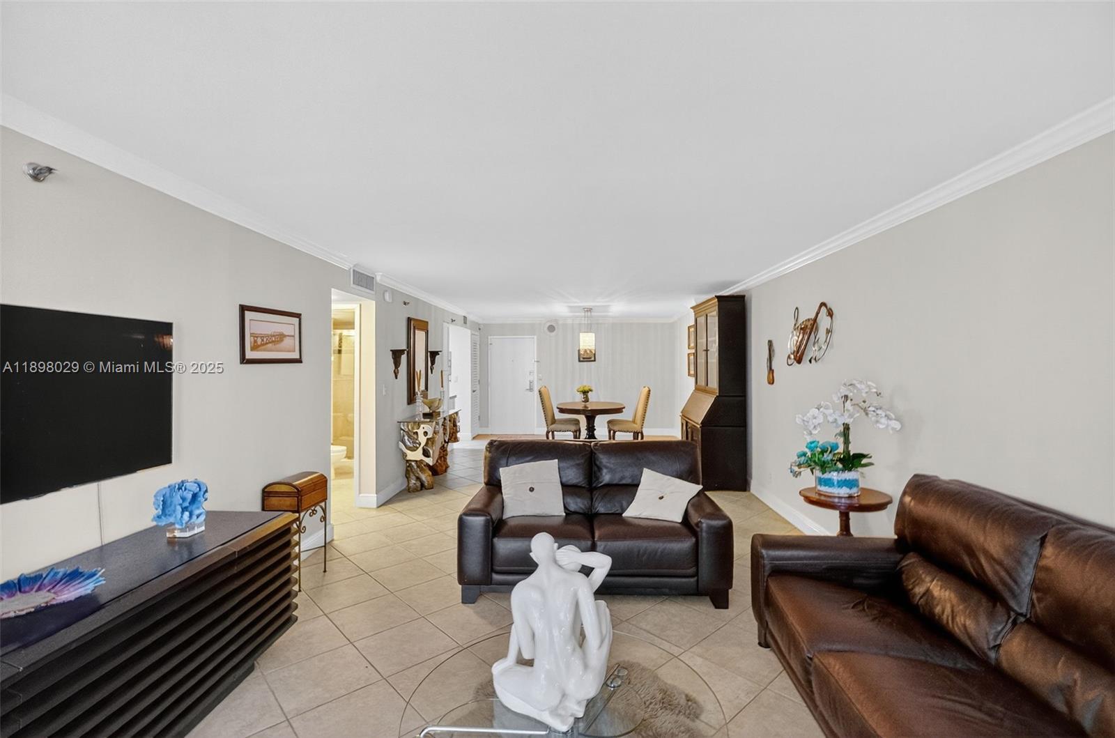 2401 Collins Ave 1005