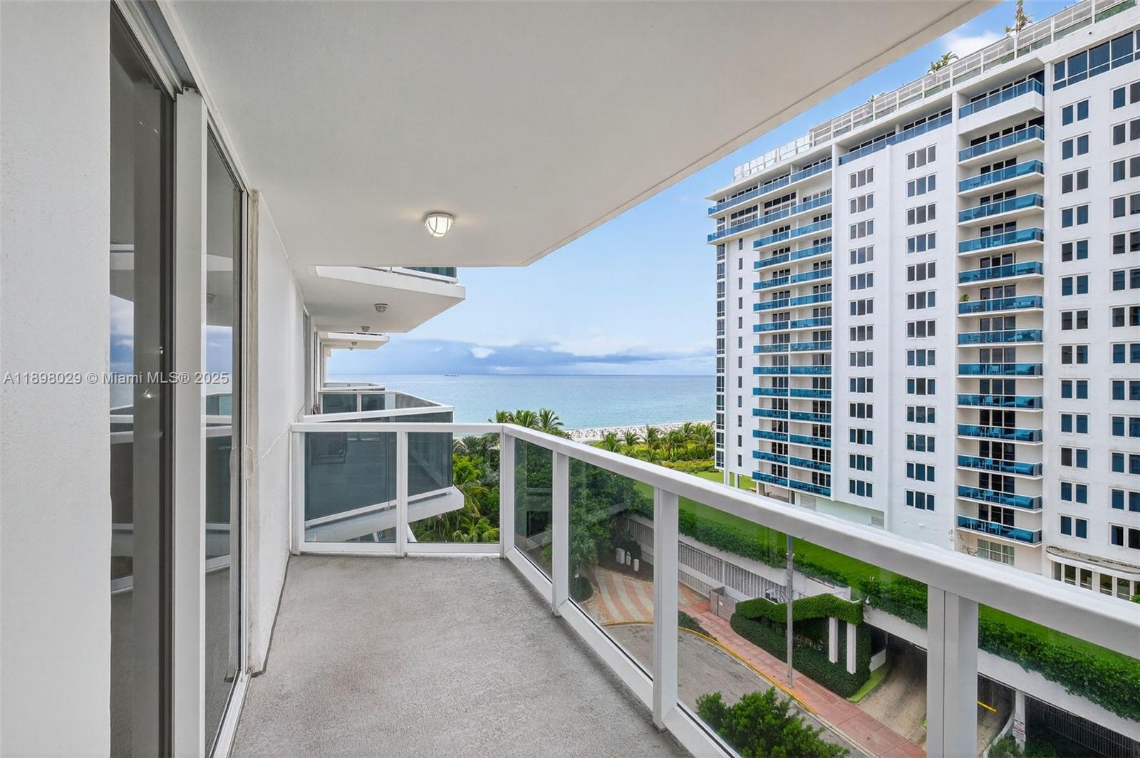 2401 Collins Ave 1005