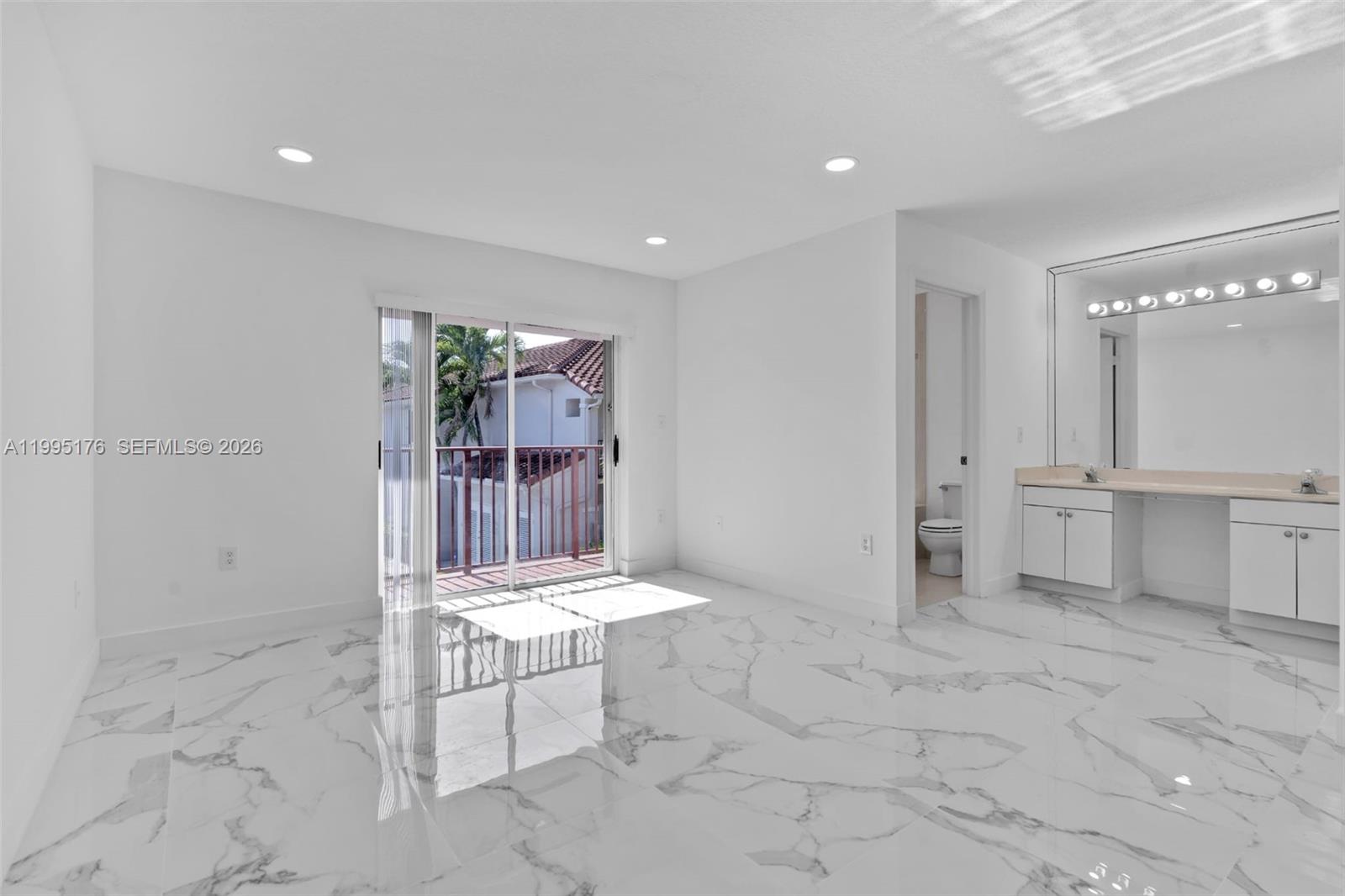 VILLAS AT THE HAMMOCKS CO - Residential