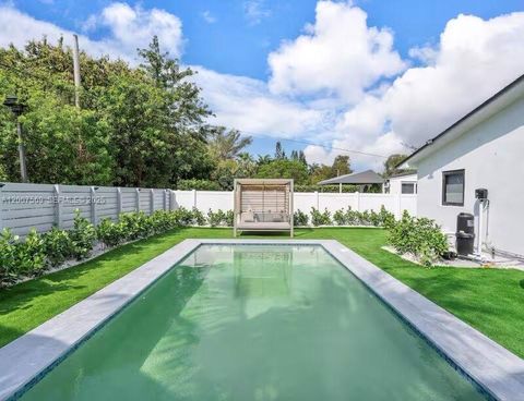 Tiny photo for 400 NW 40th St, Miami, FL 33127 (MLS # A12007569)