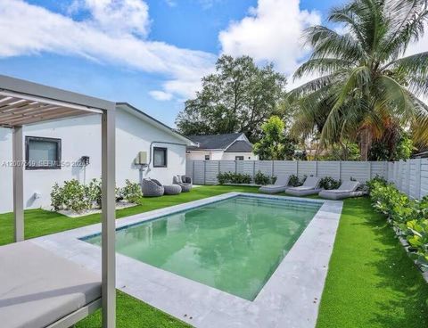 Tiny photo for 400 NW 40th St, Miami, FL 33127 (MLS # A12007569)