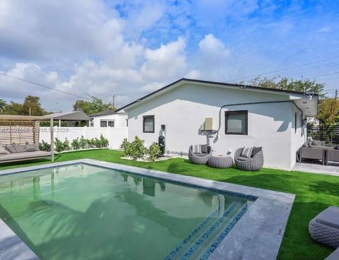 Tiny photo for 400 NW 40th St, Miami, FL 33127 (MLS # A12007569)