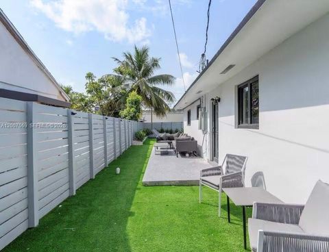 Tiny photo for 400 NW 40th St, Miami, FL 33127 (MLS # A12007569)