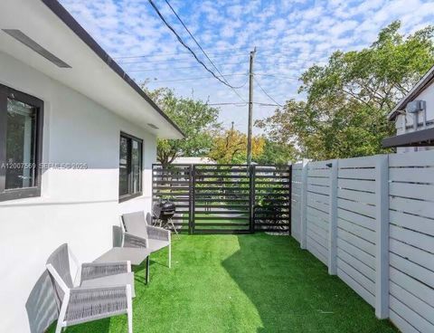Tiny photo for 400 NW 40th St, Miami, FL 33127 (MLS # A12007569)