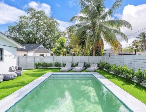 Photo of 400 NW 40th St, Miami, FL 33127 (MLS # A12007569)