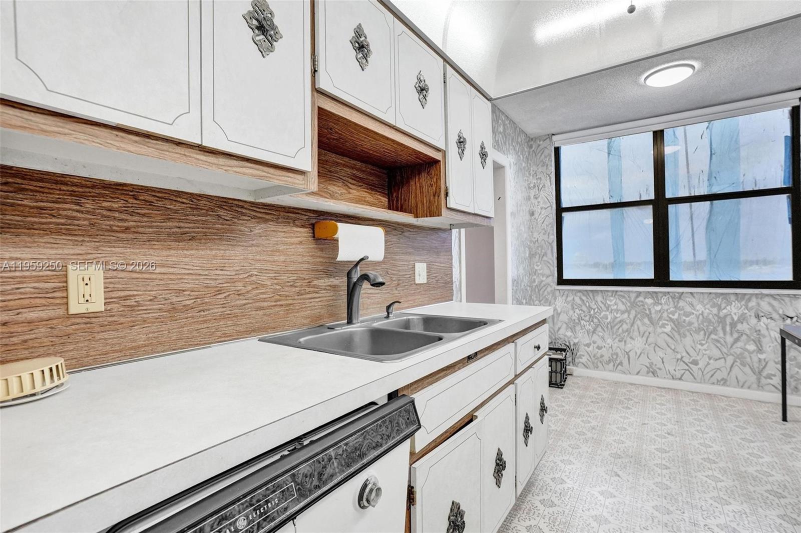 CRYSTAL TOWER - Residential