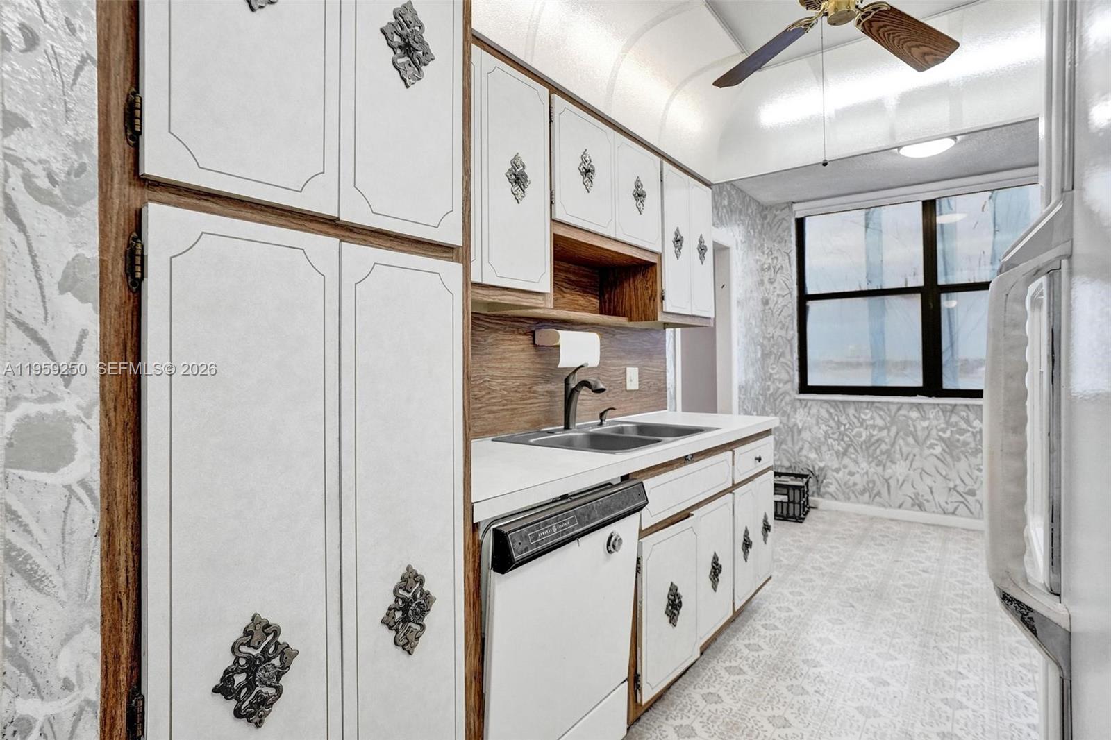 CRYSTAL TOWER - Residential