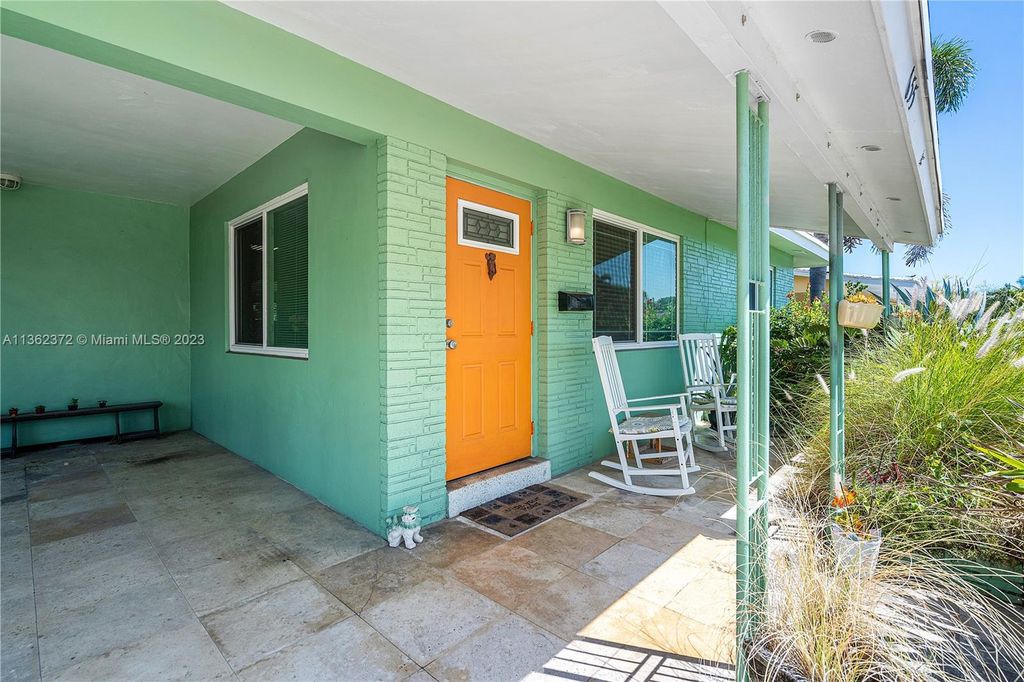 Photo of 655 NE 40th St, Oakland Park, FL 33334 (MLS # A11362372)