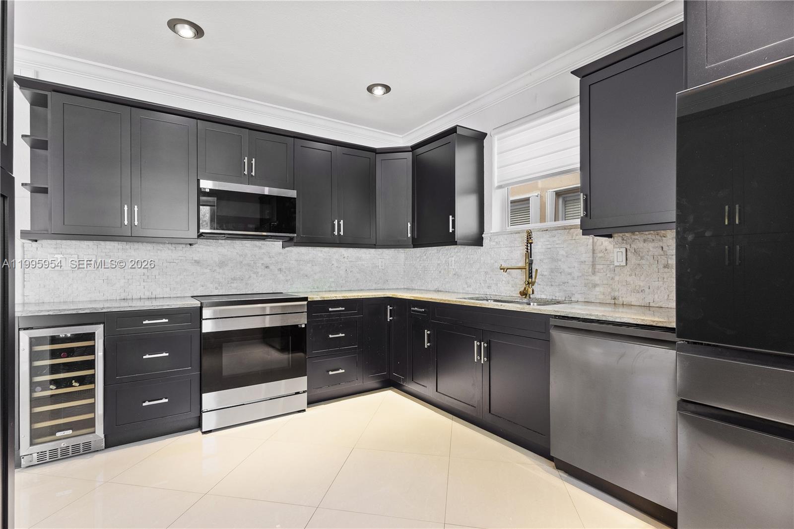 A B AT TAMIAMI TRAIL PHAS - Residential Lease