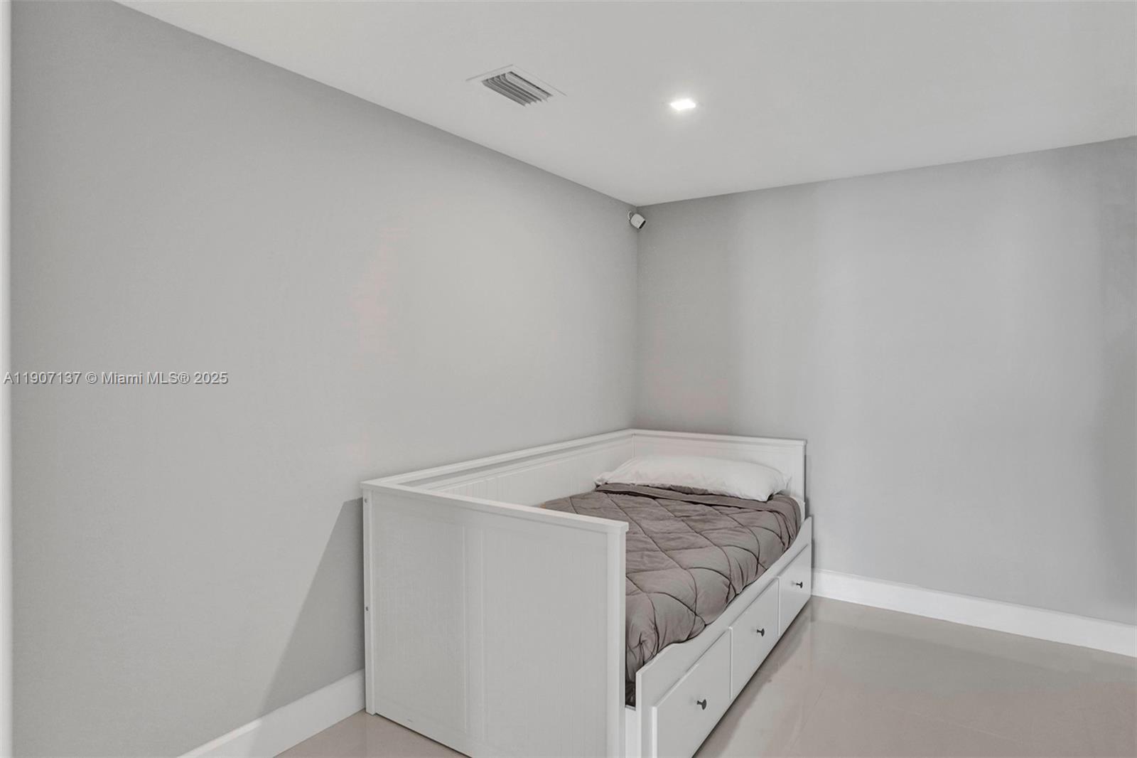 400 SUNNY ISLES CONDO EAS - Residential Lease